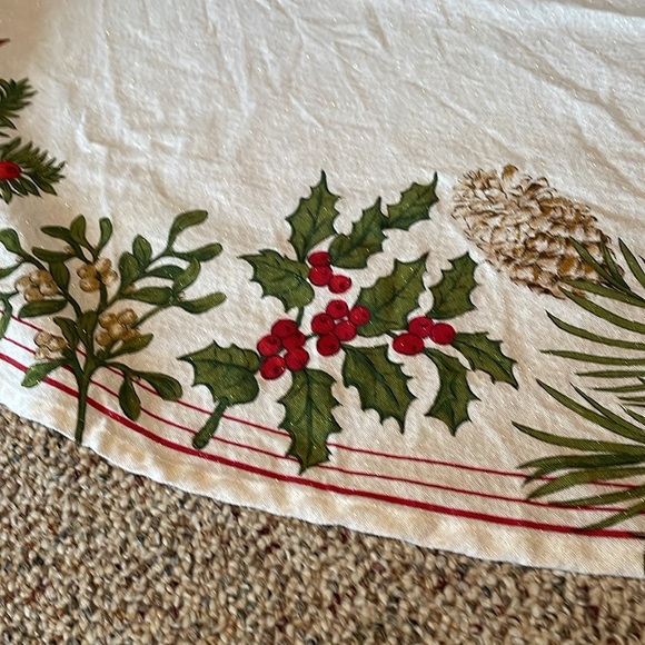 Better Homes & Gardens Christmas 70” Round Floral Tablecloth - Picture 5 of 8